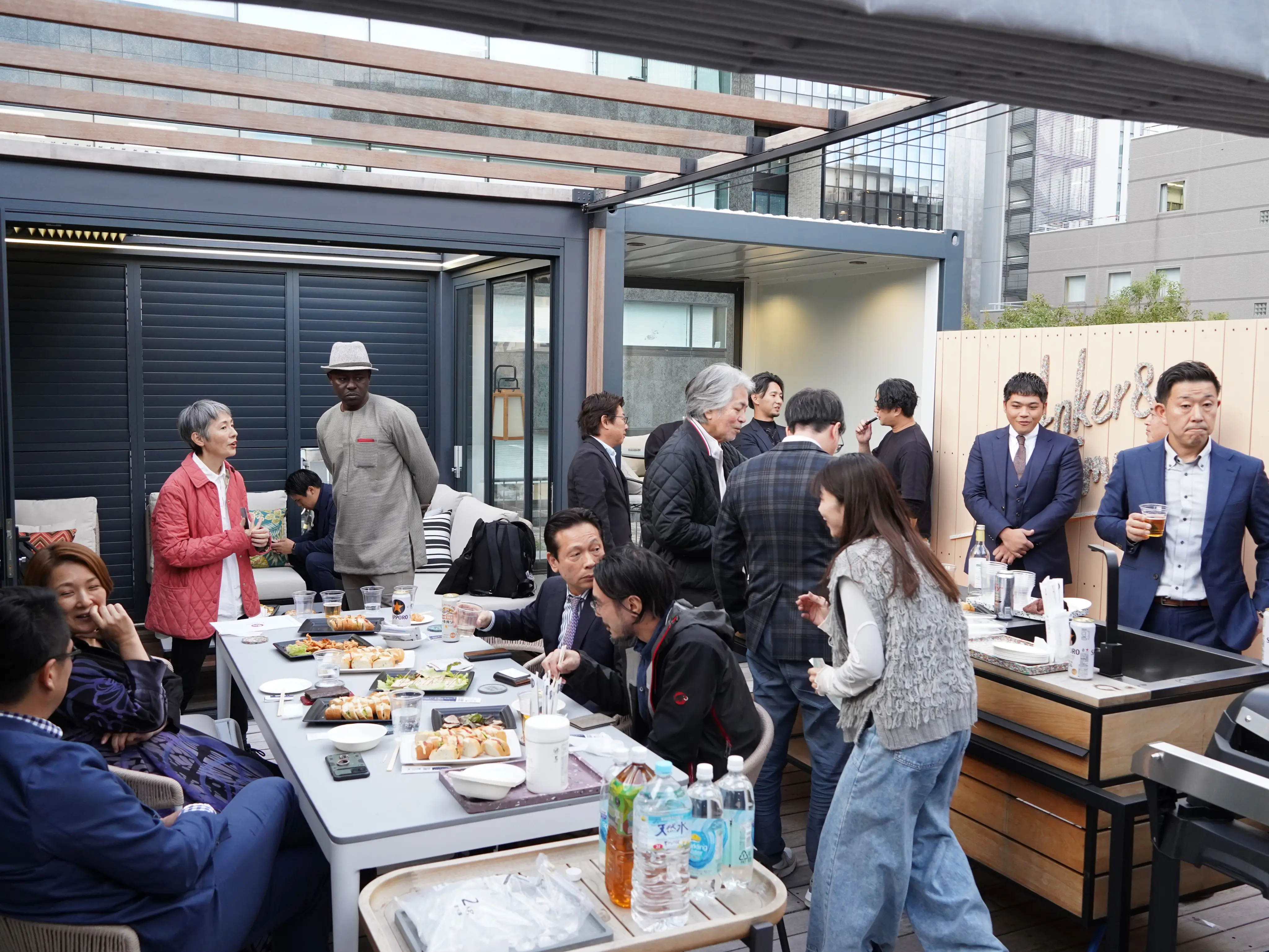 人が集まり、想いがつながるテラスから